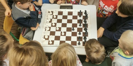 Powiększ grafikę: lekcja szachów u Żuczków