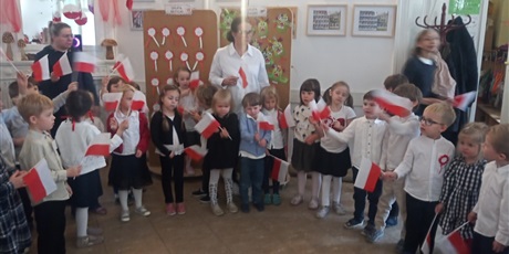 Powiększ grafikę: Apel patriotyczny oraz koncert pieśni patriotycznych w naszym przedszkolu