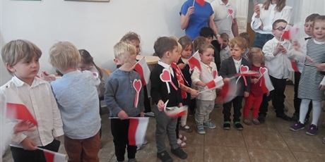 Powiększ grafikę: Apel patriotyczny oraz koncert pieśni patriotycznych w naszym przedszkolu