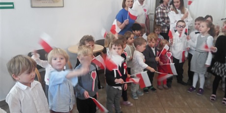 Powiększ grafikę: Apel patriotyczny oraz koncert pieśni patriotycznych w naszym przedszkolu