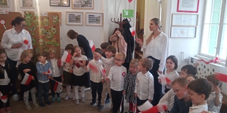Powiększ grafikę: Apel patriotyczny oraz koncert pieśni patriotycznych w naszym przedszkolu
