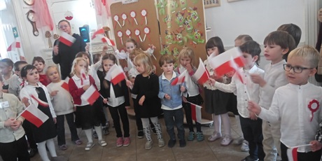 Powiększ grafikę: Apel patriotyczny oraz koncert pieśni patriotycznych w naszym przedszkolu