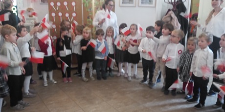 Powiększ grafikę: Apel patriotyczny oraz koncert pieśni patriotycznych w naszym przedszkolu