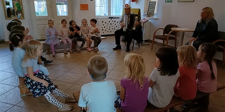 Powiększ grafikę: Apel patriotyczny oraz koncert pieśni patriotycznych w naszym przedszkolu