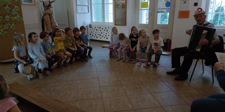 Powiększ grafikę: Apel patriotyczny oraz koncert pieśni patriotycznych w naszym przedszkolu