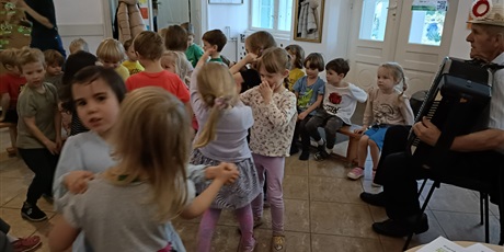 Powiększ grafikę: Apel patriotyczny oraz koncert pieśni patriotycznych w naszym przedszkolu