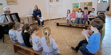 Powiększ grafikę: Apel patriotyczny oraz koncert pieśni patriotycznych w naszym przedszkolu