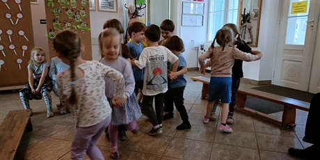 Powiększ grafikę: Apel patriotyczny oraz koncert pieśni patriotycznych w naszym przedszkolu