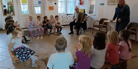 Powiększ grafikę: Apel patriotyczny oraz koncert pieśni patriotycznych w naszym przedszkolu