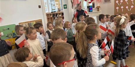 Powiększ grafikę: Apel patriotyczny oraz koncert pieśni patriotycznych w naszym przedszkolu