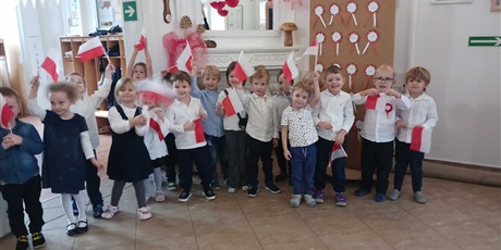 Powiększ grafikę: Apel patriotyczny oraz koncert pieśni patriotycznych w naszym przedszkolu