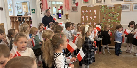 Powiększ grafikę: Apel patriotyczny oraz koncert pieśni patriotycznych w naszym przedszkolu