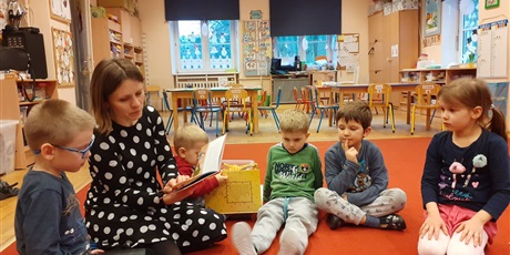Powiększ grafikę: Czytanie na dywanie - mama Stefana z Motylków - 12.02.20 r.
