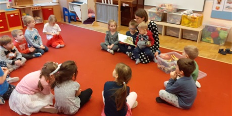 Powiększ grafikę: Czytanie na dywanie - mama Stefana z Motylków - 12.02.20 r.