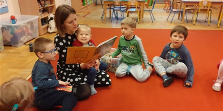 Powiększ grafikę: Czytanie na dywanie - mama Stefana z Motylków - 12.02.20 r.