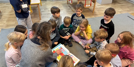 Czytanie z mamą Tobiasza w grupie Żuczków