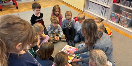 Powiększ grafikę: Czytanie z mamą Tobiasza w grupie Żuczków