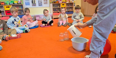 Powiększ grafikę: Eksperymenty na zajęciach "Ciekawy Świat" w Pszczółkach