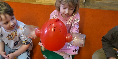 Powiększ grafikę: Eksperymenty na zajęciach "Ciekawy Świat" w Pszczółkach