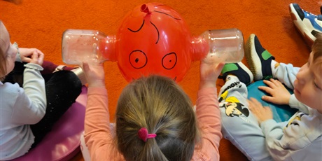 Powiększ grafikę: Eksperymenty na zajęciach "Ciekawy Świat" w Pszczółkach