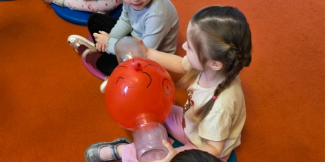 Powiększ grafikę: Eksperymenty na zajęciach "Ciekawy Świat" w Pszczółkach