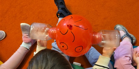 Powiększ grafikę: Eksperymenty na zajęciach "Ciekawy Świat" w Pszczółkach