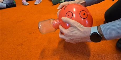 Powiększ grafikę: Eksperymenty na zajęciach "Ciekawy Świat" w Pszczółkach