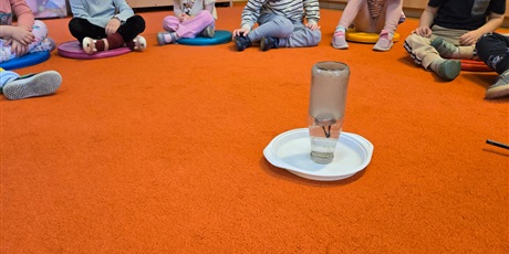 Powiększ grafikę: Eksperymenty na zajęciach "Ciekawy Świat" w Pszczółkach