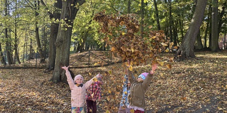 Powiększ grafikę: Jesienne zabawy w ogrodzie Żuczków