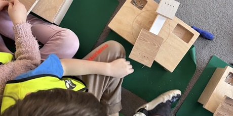 Powiększ grafikę: Majsterkowanie w Motylkach