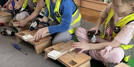 Powiększ grafikę: Majsterkowanie w Motylkach