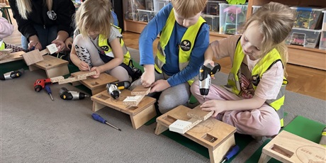 Powiększ grafikę: Majsterkowanie w Motylkach