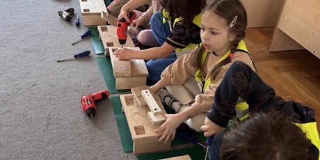 Powiększ grafikę: Majsterkowanie w Motylkach