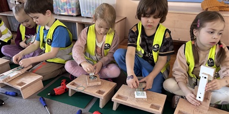 Powiększ grafikę: Majsterkowanie w Motylkach