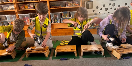 Powiększ grafikę: Majsterkowanie w Żuczkach