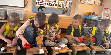 Powiększ grafikę: Majsterkowanie w Żuczkach