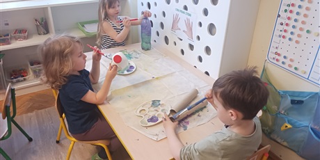 Powiększ grafikę: Malowanie butelek w ramach zajęć o recyklingu w Biedroneczkach