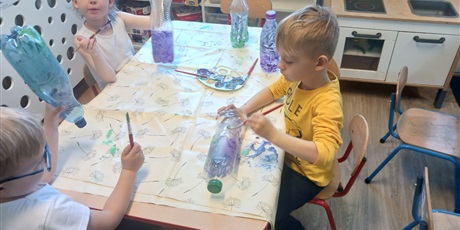 Powiększ grafikę: Malowanie butelek w ramach zajęć o recyklingu w Biedroneczkach
