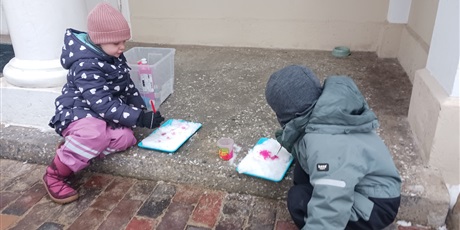 Powiększ grafikę: Malowanie na śniegu w Biedroneczkach