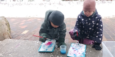 Powiększ grafikę: Malowanie na śniegu w Biedroneczkach