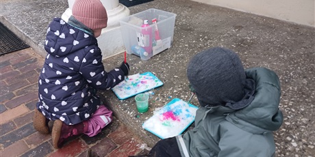 Powiększ grafikę: Malowanie na śniegu w Biedroneczkach