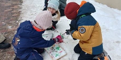 Powiększ grafikę: Malowanie na śniegu w Biedroneczkach
