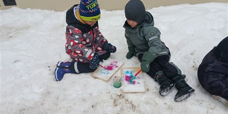 Powiększ grafikę: Malowanie na śniegu w Biedroneczkach