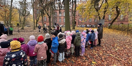 Motylki i Żuczki z wizytą w SP "Fregata" na uroczystości z okazji Dnia Niepodległości