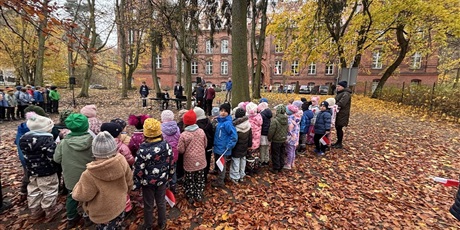 Powiększ grafikę: Motylki i Żuczki z wizytą w SP "Fregata" na uroczystości z okazji Dnia Niepodległości