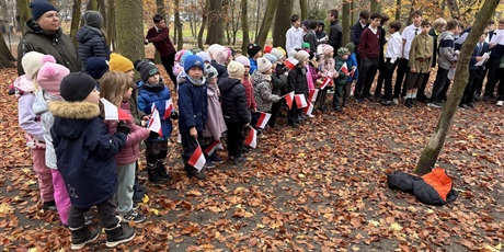 Powiększ grafikę: Motylki i Żuczki z wizytą w SP "Fregata" na uroczystości z okazji Dnia Niepodległości