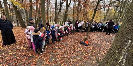 Powiększ grafikę: Motylki i Żuczki z wizytą w SP "Fregata" na uroczystości z okazji Dnia Niepodległości