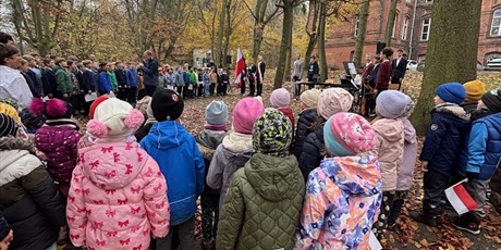 Powiększ grafikę: Motylki i Żuczki z wizytą w SP "Fregata" na uroczystości z okazji Dnia Niepodległości