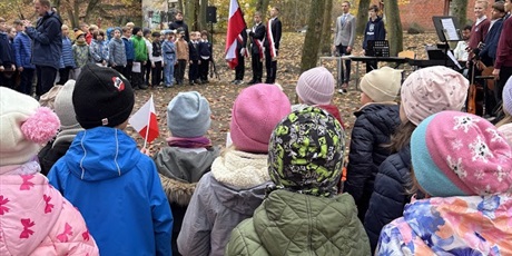 Powiększ grafikę: Motylki i Żuczki z wizytą w SP "Fregata" na uroczystości z okazji Dnia Niepodległości