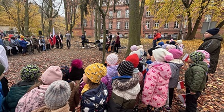 Powiększ grafikę: Motylki i Żuczki z wizytą w SP "Fregata" na uroczystości z okazji Dnia Niepodległości